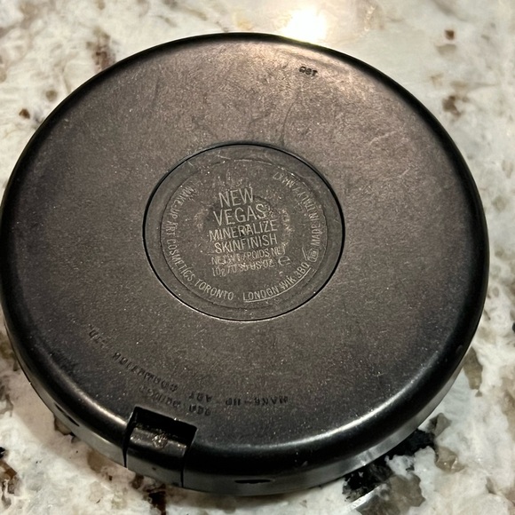 MAC x Alexander McQueen New Vegas mineralize skin finish limited edition - Picture 3 of 3